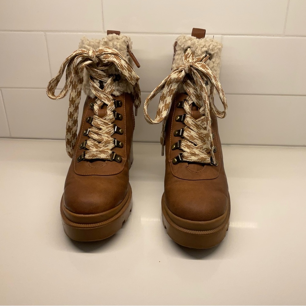 Women’s Circus Fleece Lined Boot. Brown/Tan. Size 8